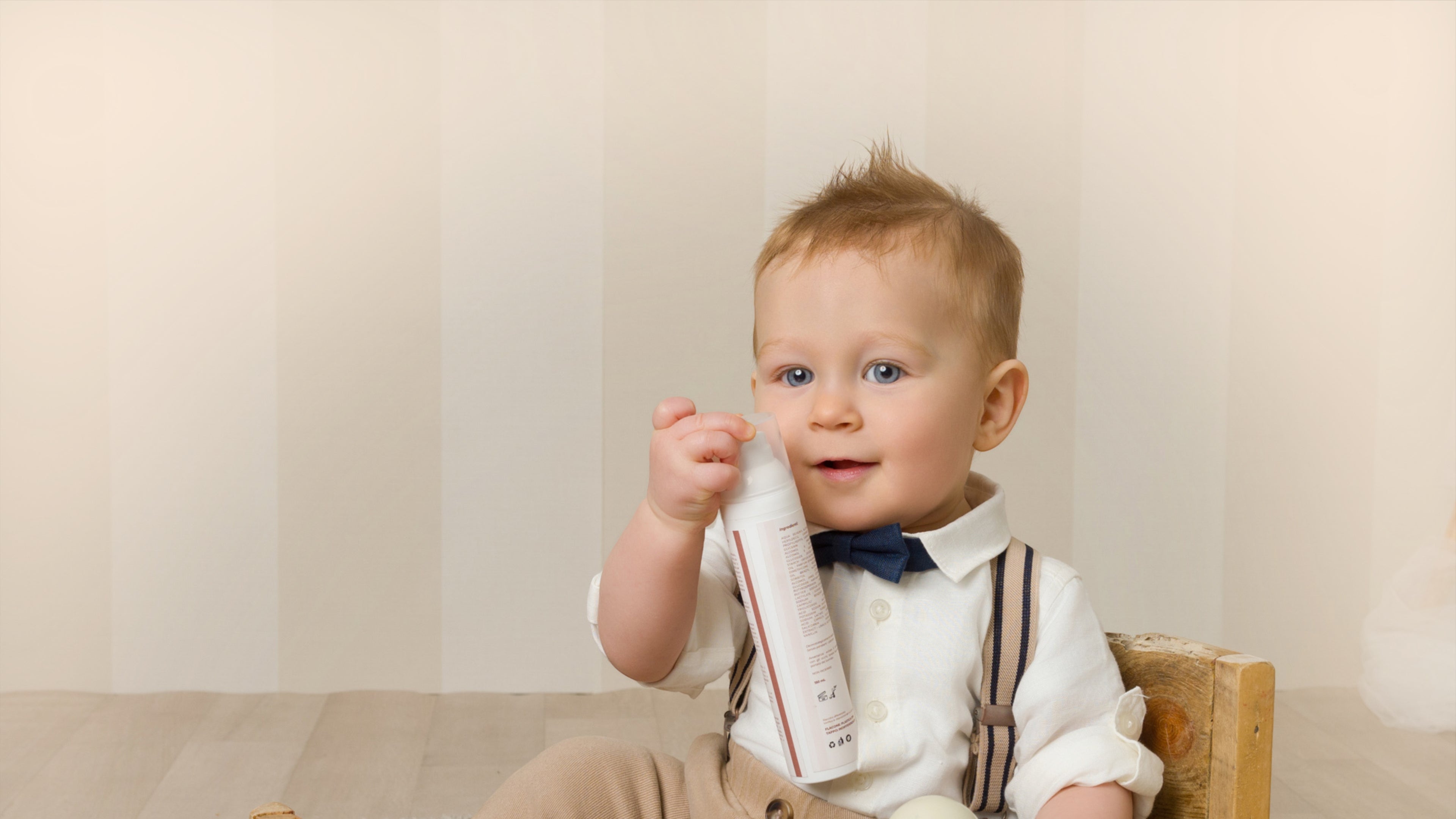 Foto di bambino con crema corpo della linea baby